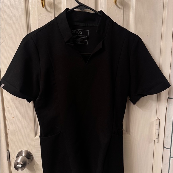 Figs Black Short Sleeve Women's Top - Picture 2 of 2